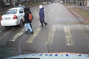 (VIDEO) Maşină a MAI, fără sistem ABS, la un pas de a accidenta trei pietoni e o zebră, după ce o ambulanţă a oprit să le cedeze trecerea în Chişinău