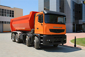 Fabrica Roman din Braşov a produs un camion nou în 2023, o basculantă 8x4, am aflat preţul şi ce componente fabricate în România are