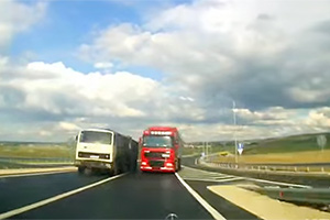 (VIDEO) O depăşire neregulamentară a unui camion pe noua centură a oraşului Comrat a fost la un pas de un accident cu multiple victime, inclusiv cetăţeni străini