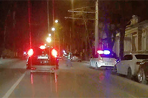(VIDEO) Pedeapsă imediată, aplicată de poliţia din Moldova unui şofer care taie intenţionat colţul altuia în trafic, după ce comite o încălcare
