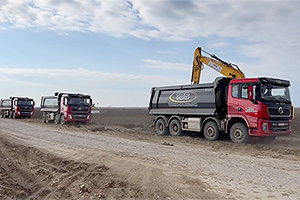 (VIDEO) Cum muncesc basculantele Truston, produse în România, la construcţia autostrăzii A7 şi ce inginerie au aceste camioane