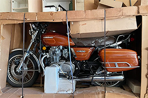 O motocicletă Kawasaki, care a stat 46 de ani nouă, în ambalajul de uzină, tocmai a fost vândută în SUA, cu un preţ moderat