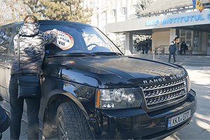 (VIDEO) Dilemă morală, în acţiunile unor activişti din Chişinău, care organizează raiduri la Institutul Oncologic, vizând maşinile parcate neregulamentar
