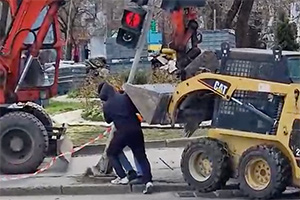 (VIDEO) Trei lucrători la drumuri în Chişinău, surprinşi cum încearcă să pună înapoi un semafor pe care l-au doborât