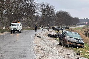 Lângă satul Ruseştii Noi din Moldova pot fi văzute mai multe maşini deteriorate, care participă la producţia unui film