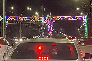 O intersecţie din Chişinău e atât de decorată cu lumini, încât nu se mai văd semafoarele