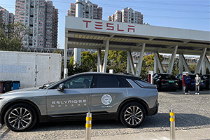 Cadillac a început a ademeni clienţii Tesla direct la staţiile supercharger, oferindu-le teste drive cu Lyriq electric