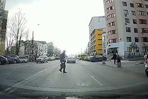 (VIDEO) Un pieton din Chişinău, surprins în timp ce priveşte direct la maşina care vine spre el şi totuşi trece neregulamentar strada chiar în faţa acesteia