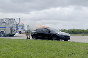 O Tesla Model 3, care a supravieţuit din istorii ghinioniste, a luat foc după 10 minute de la ieşirea din service