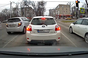 (VIDEO) Acelaşi şofer, la aceeaşi intersecţie din Chişinău, filmat cu aceeaşi încălcare mai multe dimineţi la rând, de fiecare dată la un pas de accident