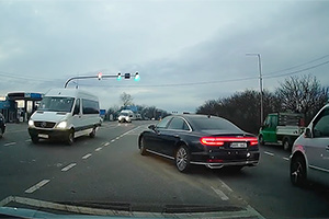 (VIDEO) Pe drumurile publice, pe de-a dreptul cu un Audi A8, ignorând semafoare, marcaje şi maşini de pe contrasens, lângă Chişinău