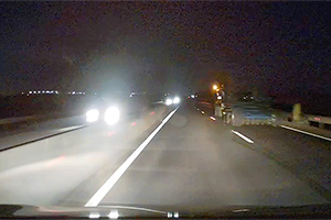 (VIDEO) Un tractor cu remorcă neiluminată şi obiecte căzute pe asfalt, la un pas de a provoca un accident grav aseară pe traseul R6 din Moldova