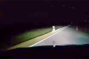 (VIDEO) Şoferul unui Mercedes din Moldova a scăpat ca prin minune după o explozie a unei anvelope noi şi o pierdere a controlului maşinii