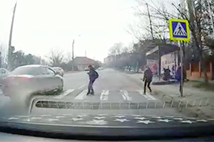 (VIDEO) Un copil din Chişinău, la un pas de a spulberat pe trecerea de trecerea de pietoni de lângă zoo de un şofer iresponsabil