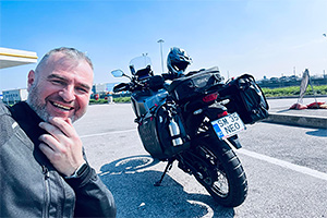 (VIDEO) Unul din cei mai renumiţi aventurieri din România, Bertici Attila, a plecat singur cu motocicleta în Africa