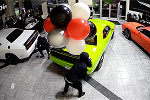 (VIDEO) Un grup de hoţi au furat 6 exemplare Dodge Challenger în 45 secunde dintr-un showroom din SUA, dar maşinile aveau localizare GPS