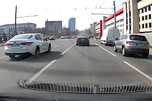 (VIDEO) O Toyota, surprinsă în Chişinău trecând în viteză la roşu, printre pietoni