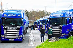 Şoferii de camioane ai unei companii poloneze au intrat în grevă într-o parcare în Germania, iar şeful lor a trimis o blindată din Polonia să-i disperseze