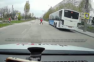 (VIDEO) Şi şoferii de autobuz opresc câteodată la treceri de pietoni în Chişinău, însă numai o dată