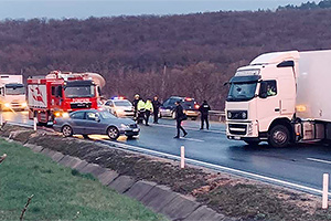 (VIDEO) Un accident între un camion Volvo şi un Mercedes E-Class de lângă Peresecina a creat ambuteiaje kilometrice aseară