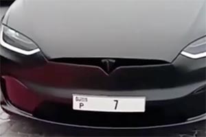 (VIDEO) Plăcuţa de înmatriculare, vândută recent cu o sumă record în Dubai, a fost pusă pe o banală Tesla
