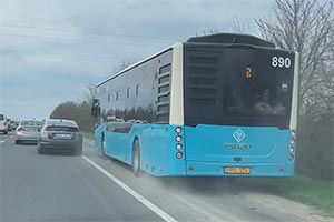 (VIDEO) Autobuz cu pasageri, surprins ocolind traficul pe acostament pe traseul de lângă Stăuceni