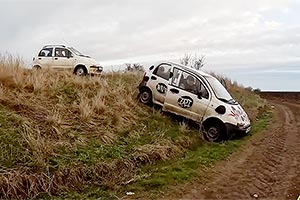 (VIDEO) Două Daewoo Matiz din România, chinuite prin încercări dificile de offroad, alături de un Logan