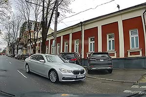(VIDEO) La un pas de accident, din cauza unui BMW Seria 7 care a luat-o pe de-a dreptul pe contrasens în Chişinău