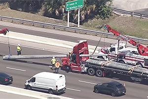 (VIDEO) Doi stâlpi de beton, transportaţi de un camion din SUA, au trecut prin cabina acestuia după ce cineva i-a tăiat colţul