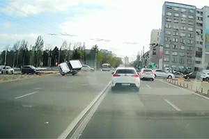 (VIDEO) Reacţie exemplară a unui şofer de Mercedes G-Class, aproape să se răstoarne în urma unui accident din Chişinău