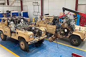 Armata britanică va primi 4 exemplare Land Rover Defender electrice, recondiţionate din cele clasice, pentru a le testa cât sunt de potrivite