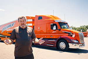 (VIDEO) Un şofer de camion originar din România îşi împărtăşeşte experienţa sa din SUA, primind un camion nou Peterbilt
