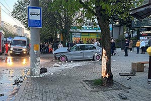 Accident grav între un BMW şi o Skoda în Chişinău astă seară, BMW-ul fiind proiectat în doi copaci şi un stâlp de pe trotuar
