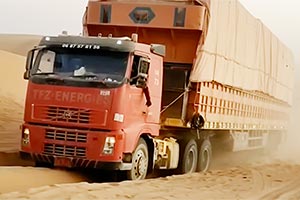 (VIDEO) Acestea sunt condiţiile prin care trebuie să înainteze camioanele în zonele de deşert uneori