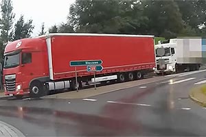 (VIDEO) Accident între două camioane DAF în Polonia, unde unul din şoferi lua masa şi privea filme în timpul condusului