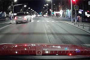 (VIDEO) Cu Range Rover-ul, pe contrasens peste linia dublă, punând în pericol un pieton şi trecând şi la roşu în Chişinău
