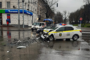 Accident între o maşină a poliţiei şi o ambulanţă la o intersecţie de pe bulevardul Ştefan cel Mare din Chişinău