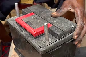 (VIDEO) Cum e produsă o baterie de maşină în Africa, cu multă muncă manuală