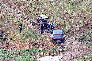 Un proprietar de Porsche Cayenne a rămas blocat pe un drum forestier din Buzău pe care l-a ghidat navigaţia, cu 3 copii la bord, fiind nevoie de intervenţia salvatorilor