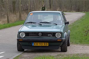 (VIDEO) Cum sună şi cum se conduce pe autostrăzile din Germania un VW Golf Mk1 din 1983, care a primit un motor de 400 CP sub capotă
