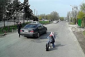 (VIDEO) Un accident, în care o copilă e acroşată de un automobil în faţa mamei sale în Chişinău, e o reamintire despre regulile elementare de siguranţă