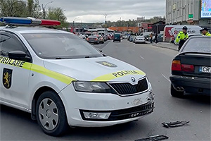 (VIDEO) Accident între o Skoda a poliţiei şi un BMW, surprins de o cameră de bord în Chişinău