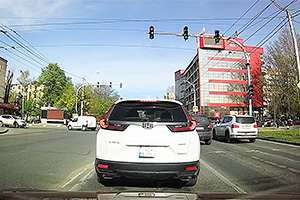 (VIDEO) Prin oraş, ca pe imaş: un şofer, surprins trecând o intersecţie din Chişinău neglijând benzile de circulaţie, semaforul roşu şi alte maşini din trafic