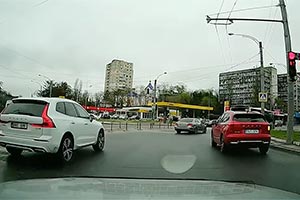 (VIDEO) Un şofer din Chişinău spune că doar el pare să fi învăţat regulile de circulaţie, faţă de 17 alţi şoferi care încalcă în timp ce el stă la semafor