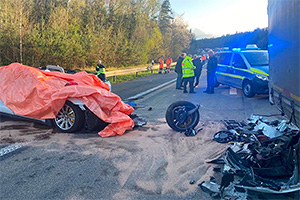 Accident neclar pe o autostradă din Germania, şoferul unui Porsche Taycan decedând după ce a accelerat spre un camion