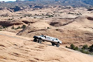 (VIDEO) O limuzină cu punţi şi anvelope uriaşe încearcă să înainteze pe stâncile munţilor din Utah, SUA