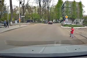 (VIDEO) Reacţia exemplară a unui şofer din Chişinău a salvat astăzi viaţa unui copil