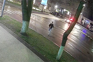 (VIDEO) Au apărut imaginile care arată că VW-ul care a ajuns pe aleea de pe Grigore Vieru era urmărit de poliţie