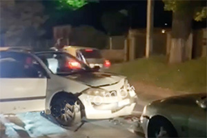 (VIDEO) Accident astă noapte pe strada Doina din Chişinău, şoferul care l-a provocat a fugit de la faţa locului, martorii spun că ar fi fost un poliţist în stare de ebrietate