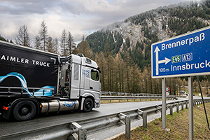 Mercedes a comparat tehnologiile camioanelor sale în Alpi: hidrogen lichid cu 1000 km autonomie, hidrogen gazos sau baterii